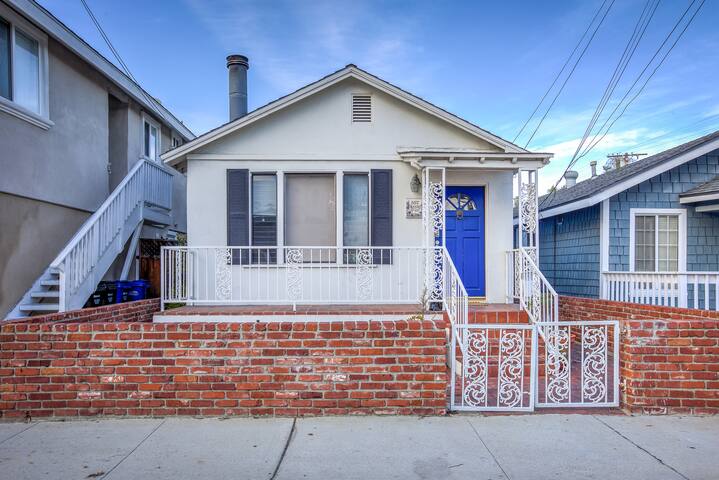 Beach Bungalow 3 Blocks to Ocean gallery image 4