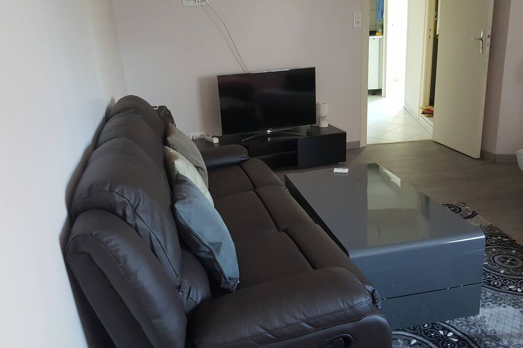 1 canapé 3 places, une TV HD,Internet Wifi, et une table basse