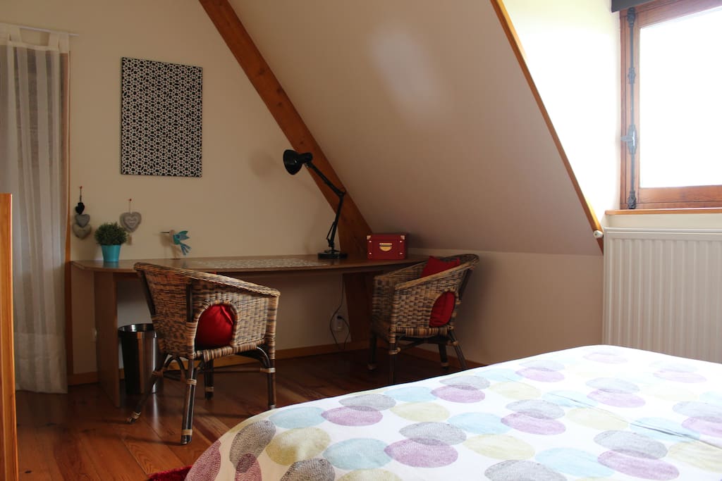 La chambre dispose d'un espace de travail, d'une penderie et d'une jolie commode.