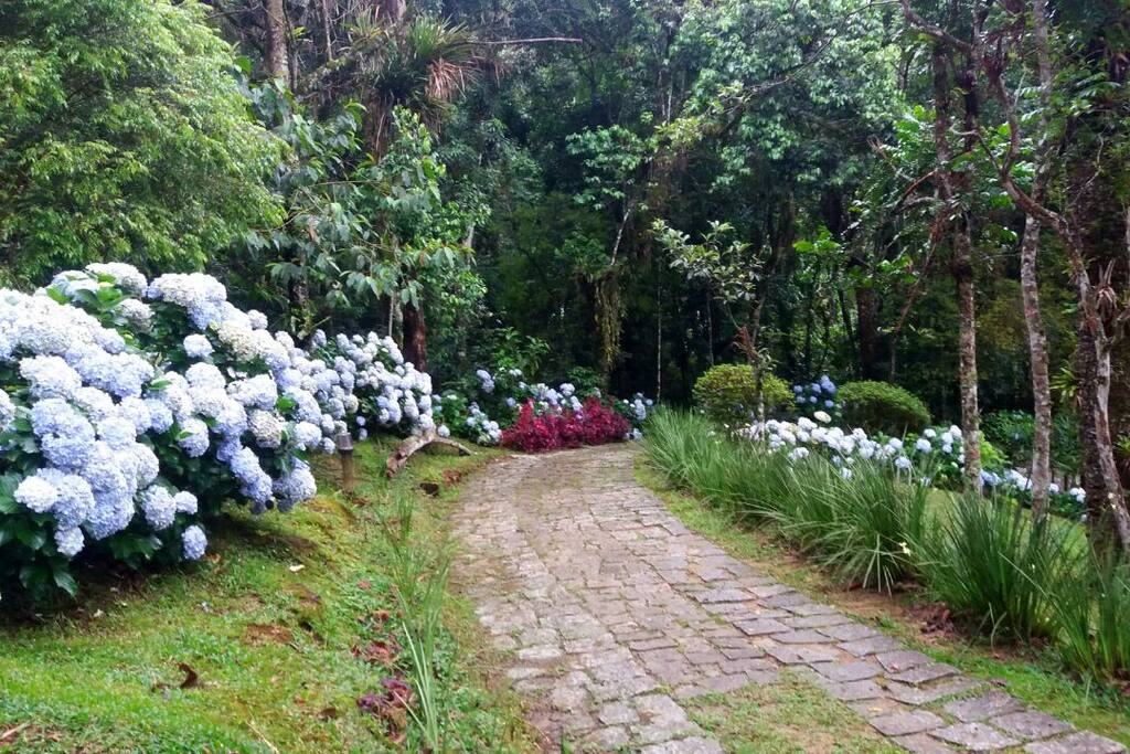 Entrada da propriedade no verão