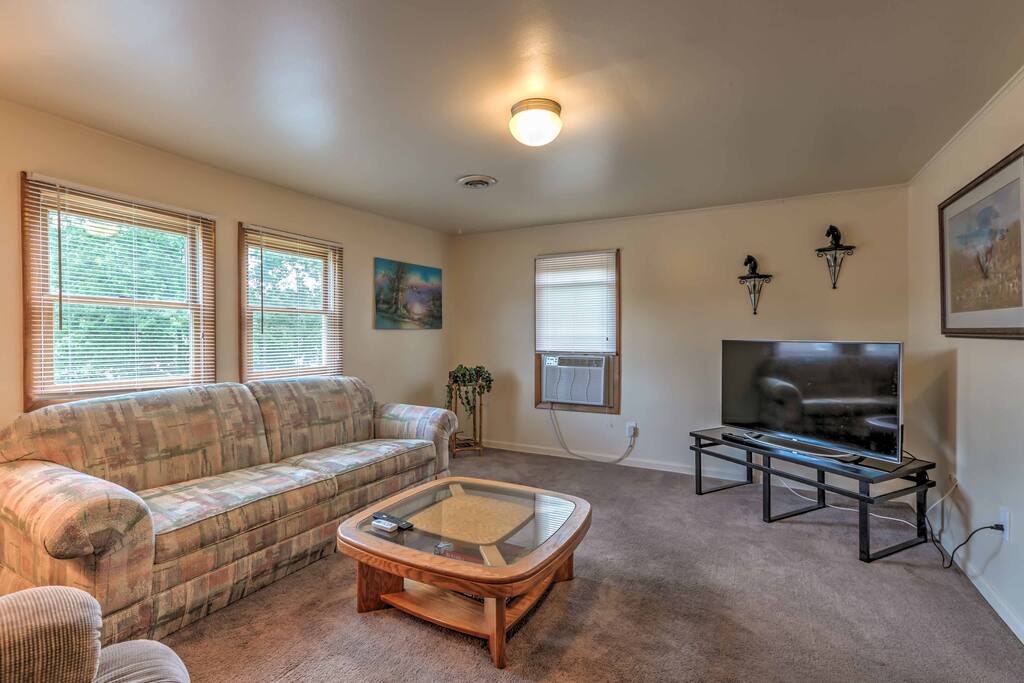 This adorable 1,000-square-foot property has everything you’ll need to enjoy your exciting midwestern excursion
