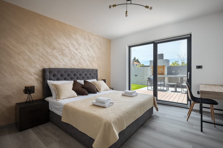 Ground floor bedroom.