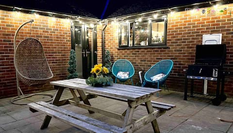 Bridge Farm -Hot tub/Pets/Sleeps 13/2 Acre Garden