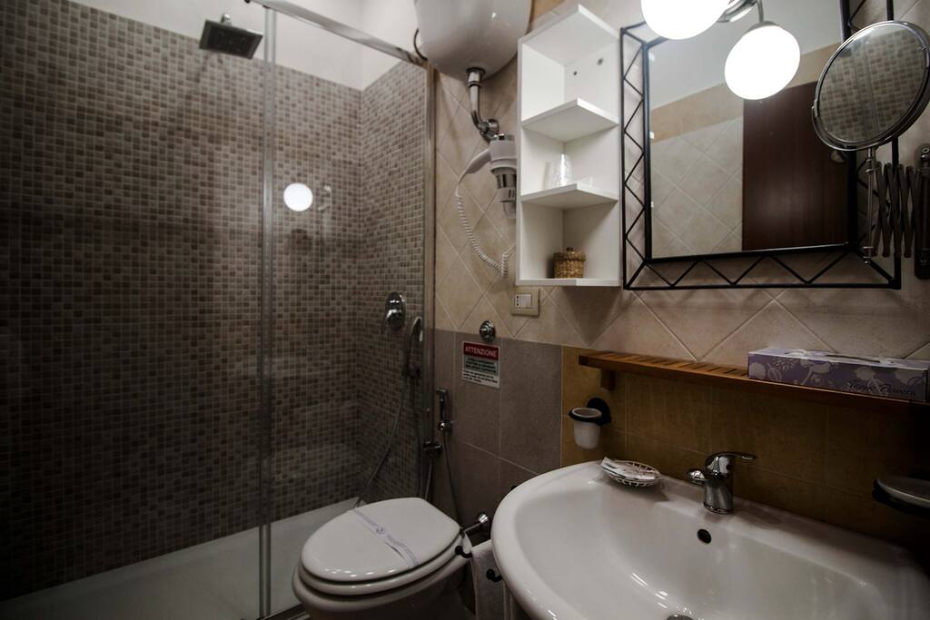 Bagno con doccia grande, phon, asciugamani