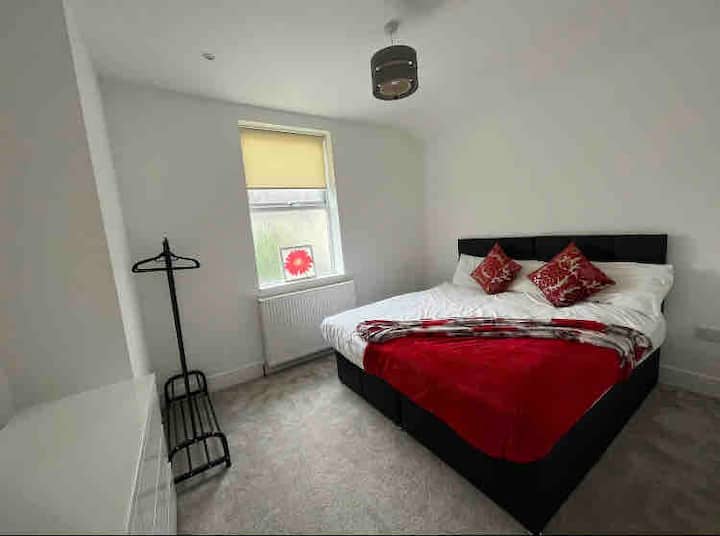 Cama tamaño king en dormitorio grande o se puede dividir en 2 camas individuales grandes.