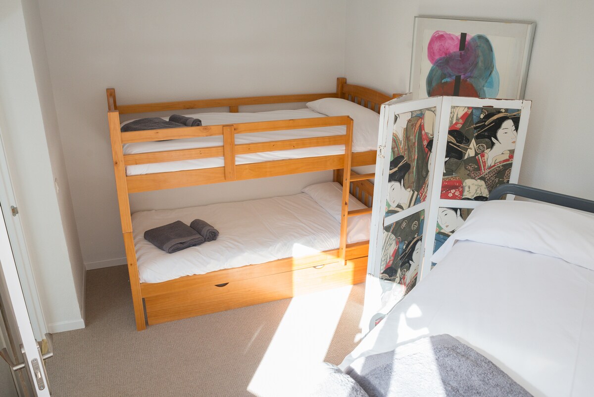 Chumba cha kulala na vitanda viwili vya ghorofa