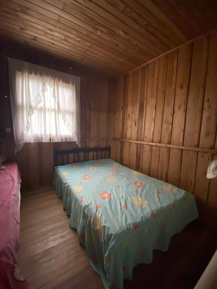 Robo ya 01, katika chumba hiki ina kitanda 1 cha watu wawili na kitanda 1 cha mtu mmoja. 