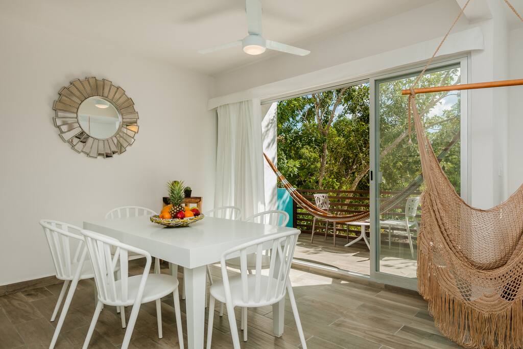 Dinning area with terrace overlooking the jungle