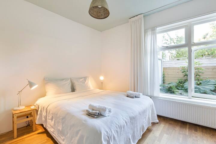 Lovely, bright and quiet room in 'Museum Quarter'