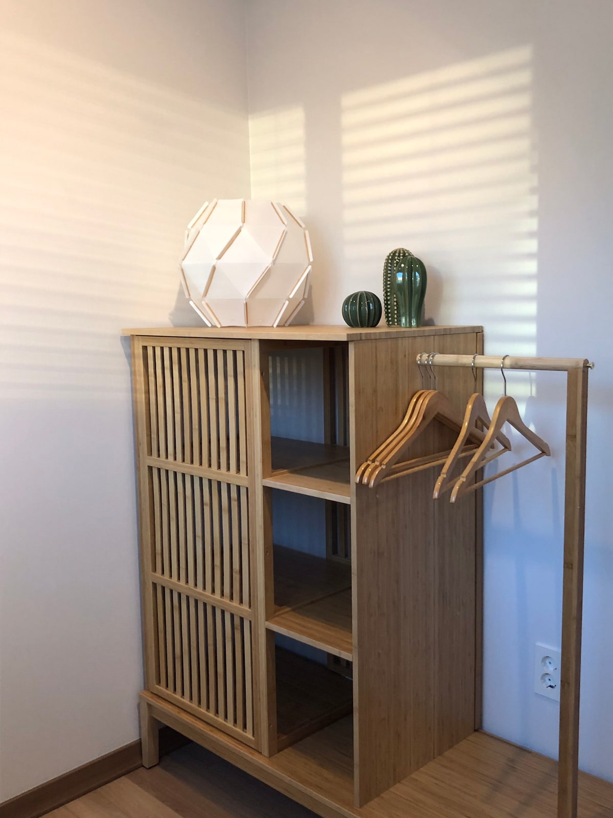 To je moj mali prostor u galeriji. Objesite odjeću i uživajte u opuštenoj atmosferi.