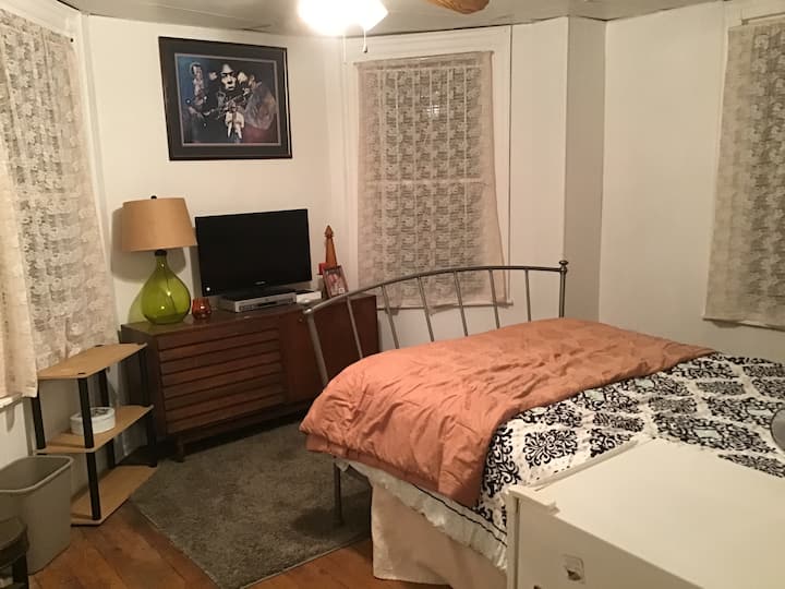 غرفة نوم خلفية بسرير بحجم كبير