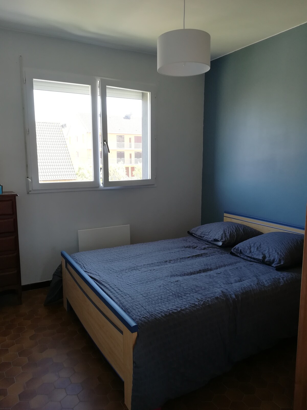 房间配有140 * 190的双人床和衣柜。