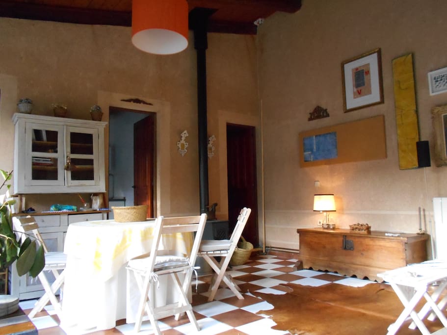 Salón amplio y con chimenea de leña