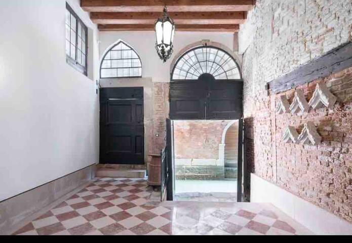 The Painter’s House – Canal View- Rialto gallery image 4