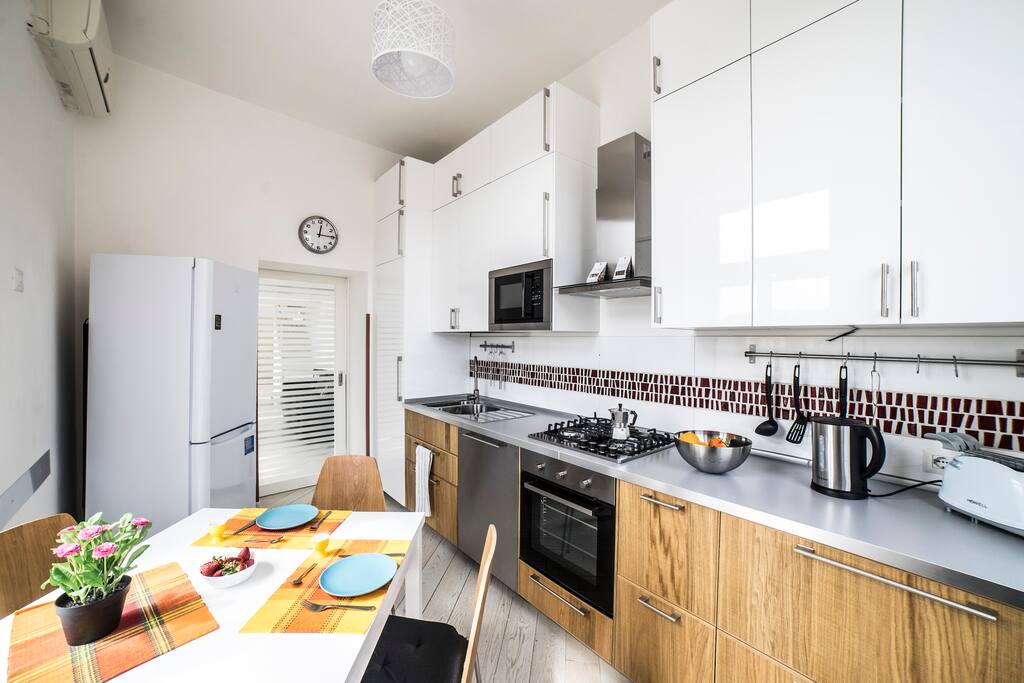 la cucina completamente attrezzata con vista sulla piazza sannazzaro