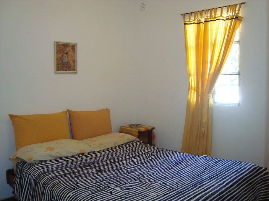 Pieza con cama matrimonial