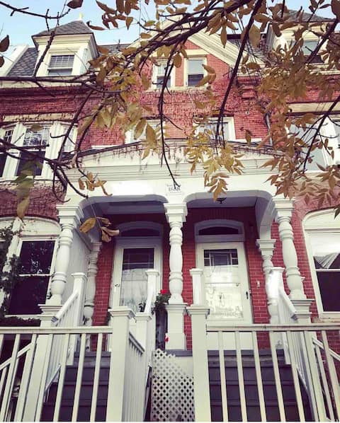 Historic Brownstone Close to Beach & Amphitheater
