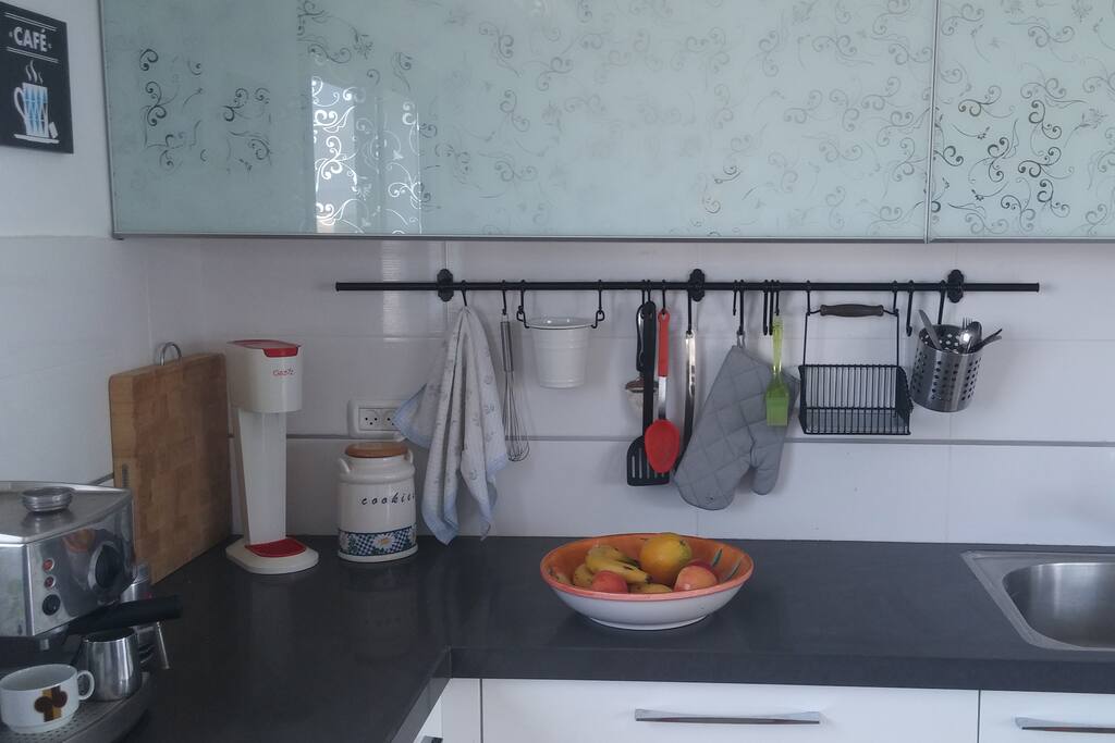 The fully equipped kitchen