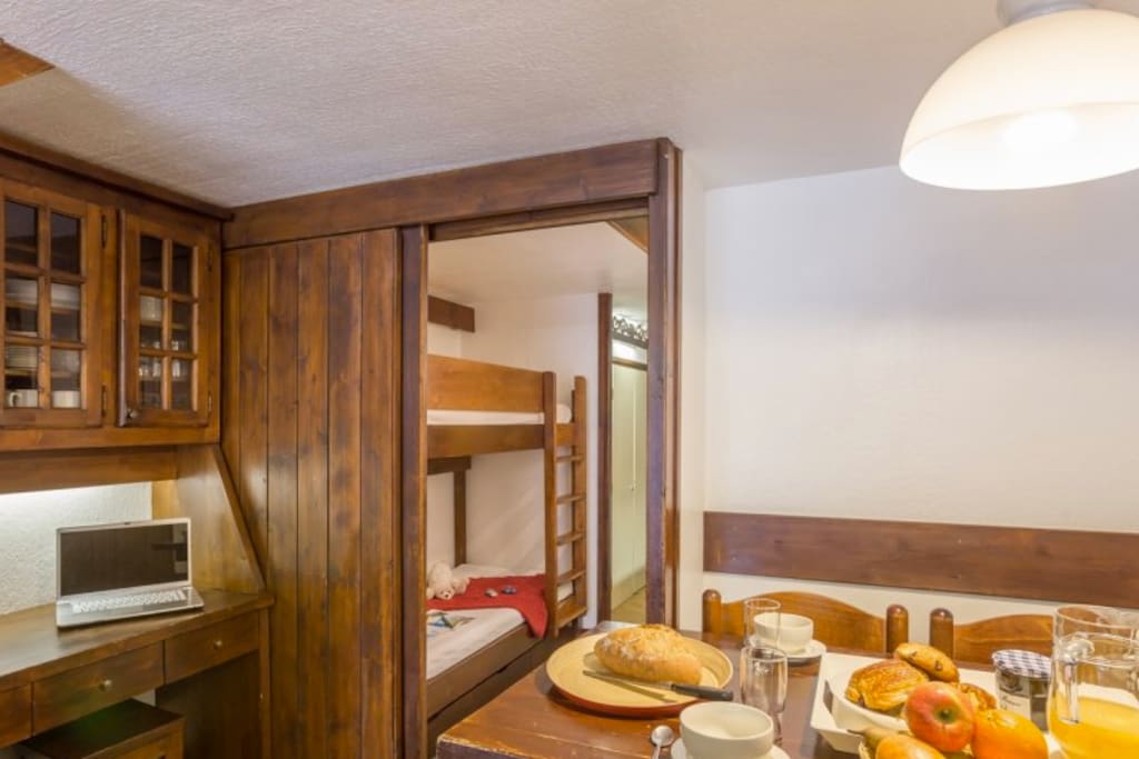 Chambre 1 et coin dîner.