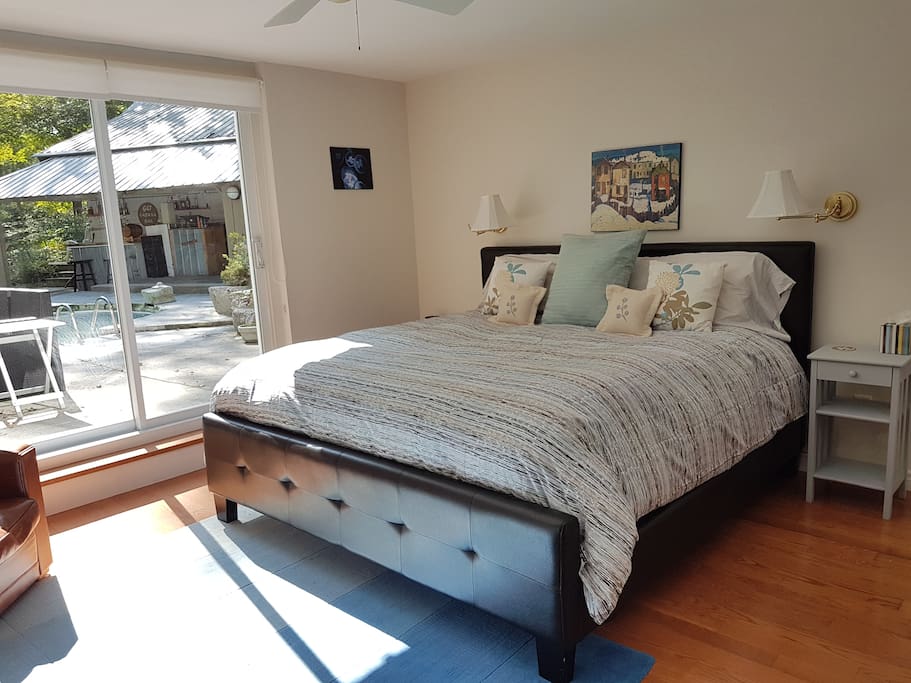 Master bedroom: king bed, ensuite bathroom, beautiful view of pool deck / gardens / forest