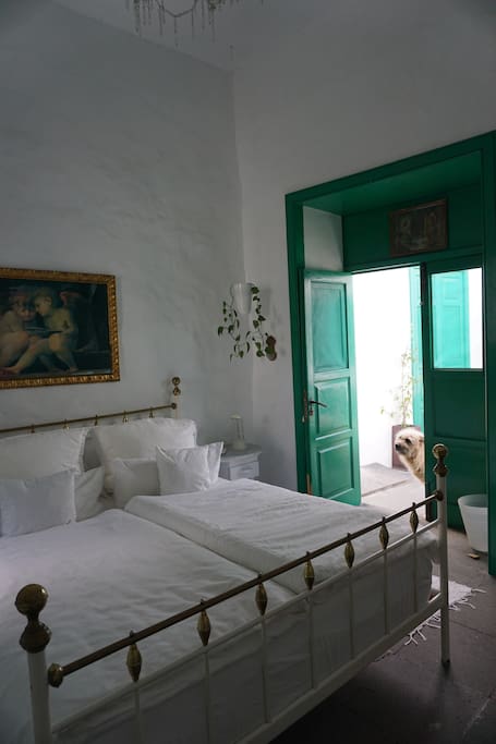 Schlafzimmer mit guter Matratze-Tempurauflage und Paradiesbetten