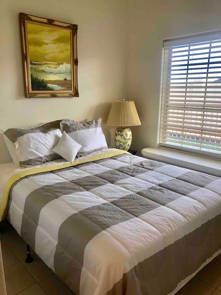 Tercer dormitorio: dormitorio privado con cama tamaño queen y fantástica vista a la piscina y las montañas circundantes. Para un adulto o dos. Hay una repisa junto a la ventana que se puede utilizar para el espacio de oficina.