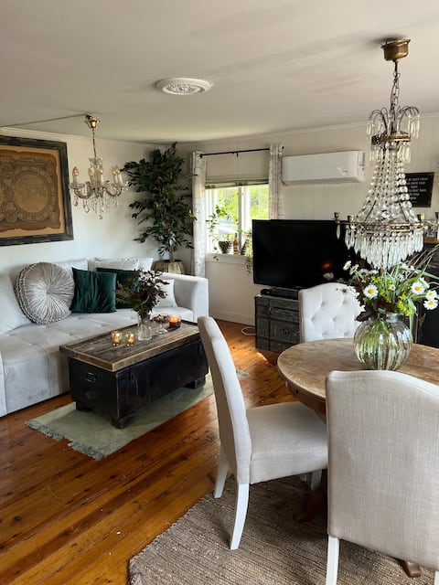 Södertälje/ Kungsdalen charming cottage