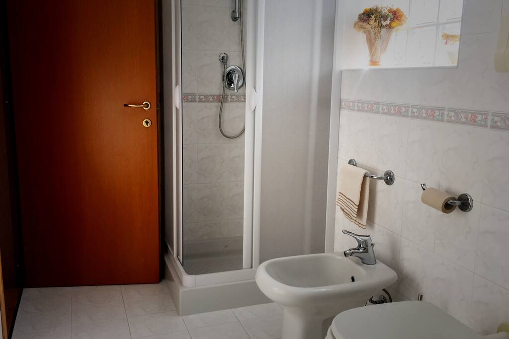 Il bagno ad suo esclusivo con doccia