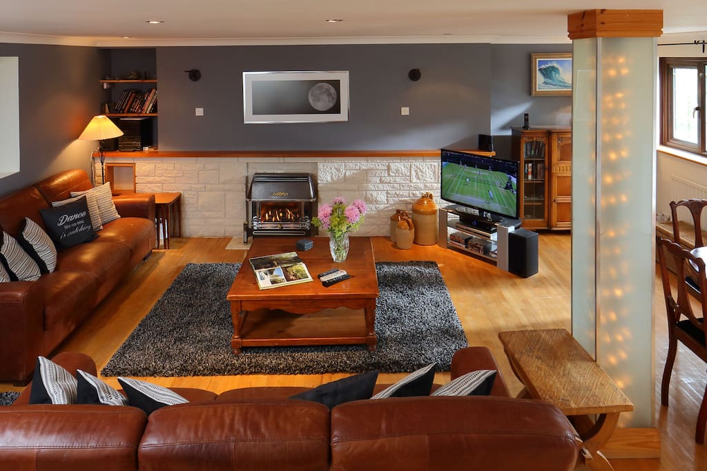 Spacious lounge