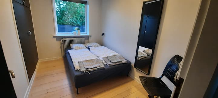 Spavaća soba 3 s 3 kreveta i ormarom.