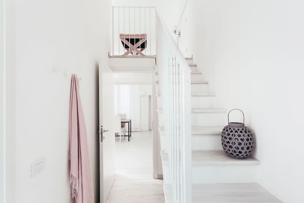 Stairs to access at the second level with 2 single bedrooms, Scale per accedere al soppalco con 2 letti singoli