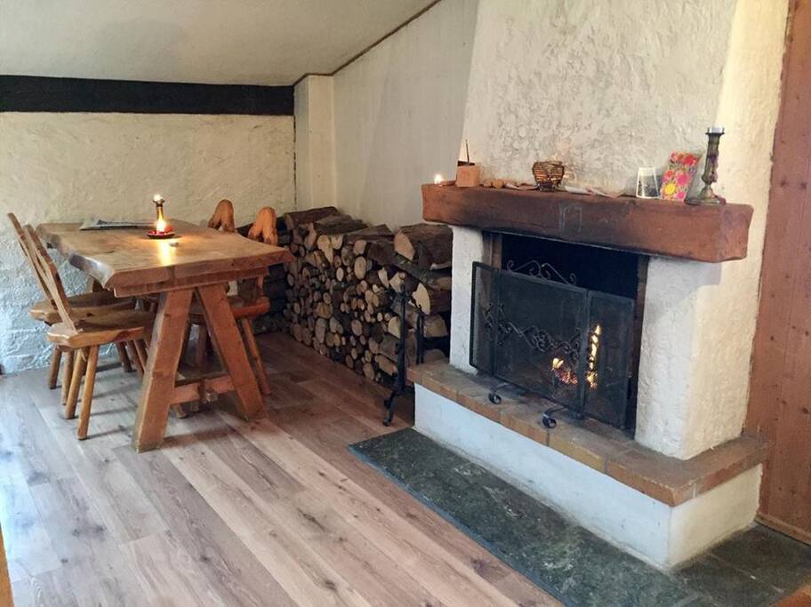 Belle table en bois et cheminée