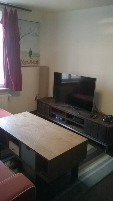 Stolik kawowy wraz z TV w salonie.