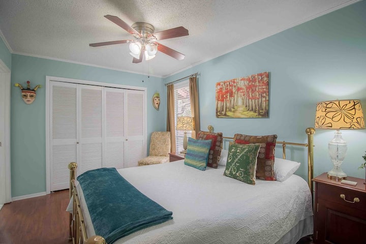A true one bedroom condo, your full sized queen bed with a spacious closet. Enjoy the privacy of a real bedroom, not a hotel room or studio sized listing. Pools, Golf, Tennis and many activities.