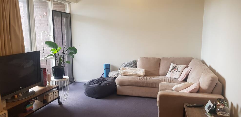 St Kilda apartment, cheaper than most studios!