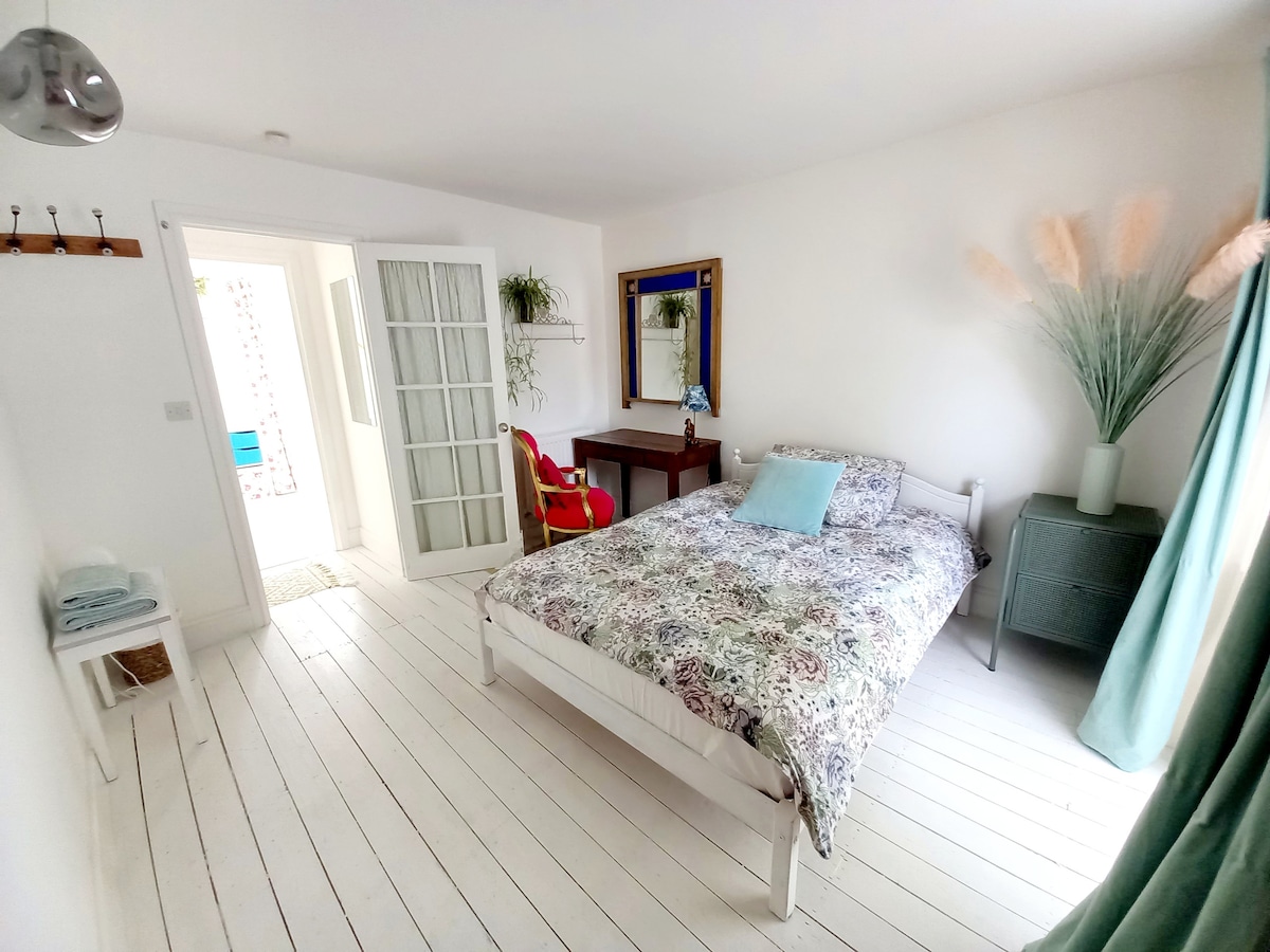 Dvokrevetna spavaća soba s radnim stolom