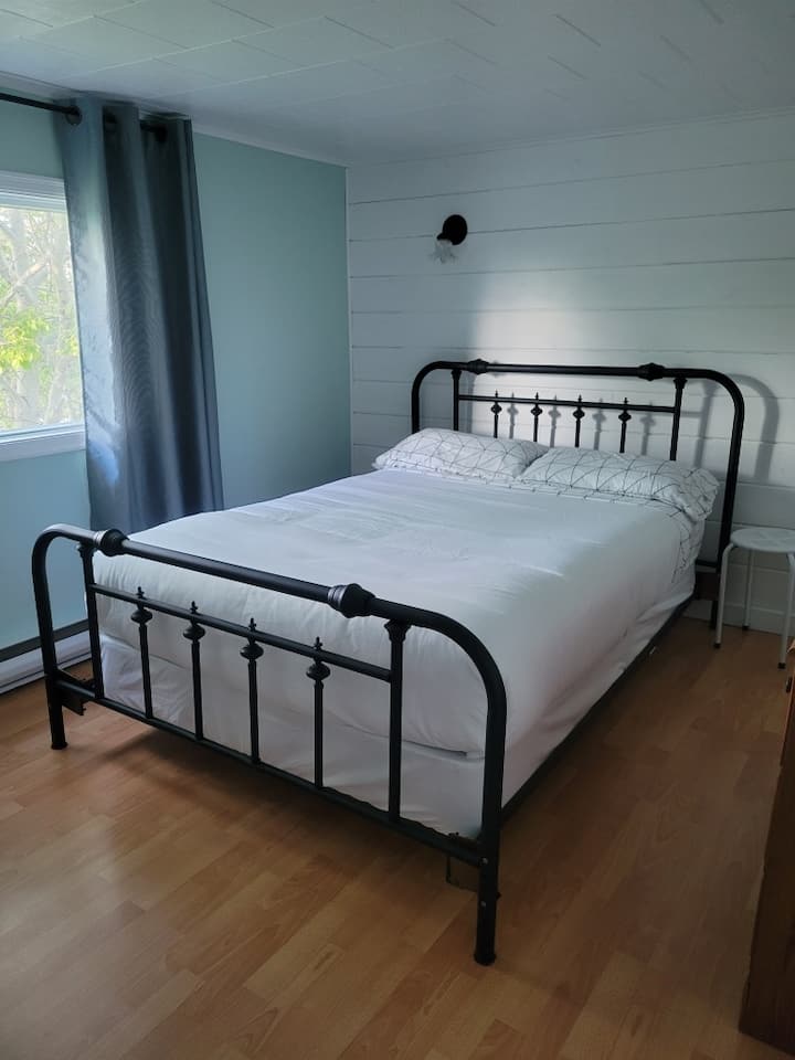 Dormitorio 2 en la planta superior con cama doble.