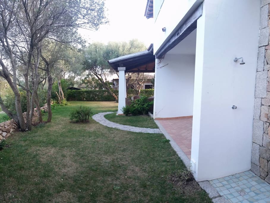 Vista giardino anteriore/ Front garden view