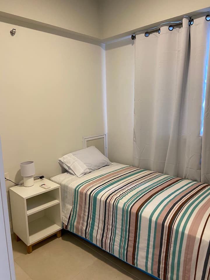 2. spavaća soba s krevetom za jednu osobu i još jednim krevetom koji se spušta niz stepenice.