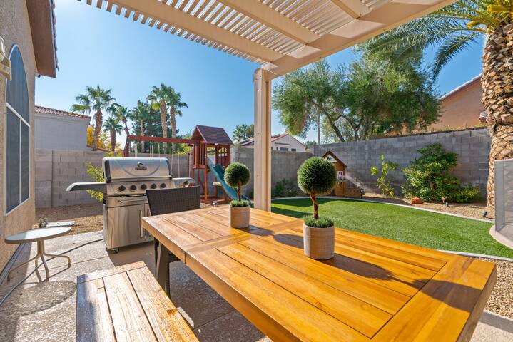 5 BDR w/heated pool, BBQ and games gallery image 4