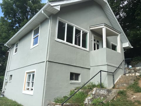 Downtown Cottage Walk to the Mall!