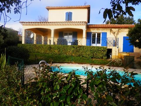 Integrated house in a wooded setting with swimming pool.