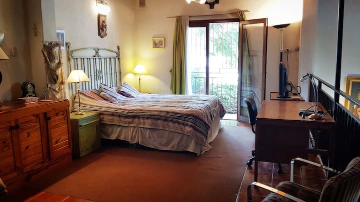 Მთავარი საძინებელი (მე-2 სართული), ორადგილიანი საწოლით, სამუშაო მაგიდით, 32"-იანი სმარტ-ტელევიზორით DirecTV-თი და Netflix-ით, მუსიკალური აღჭურვილობა Bluetooth-ით და ფრთხილად, ფანჯრის კარი და აივანი.