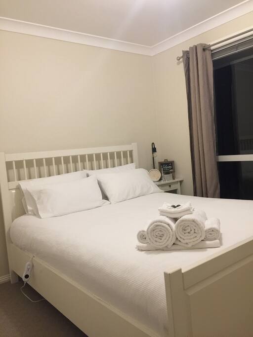 Fresh Queen bed, Clean towels provided, wall mounted Smart TV
