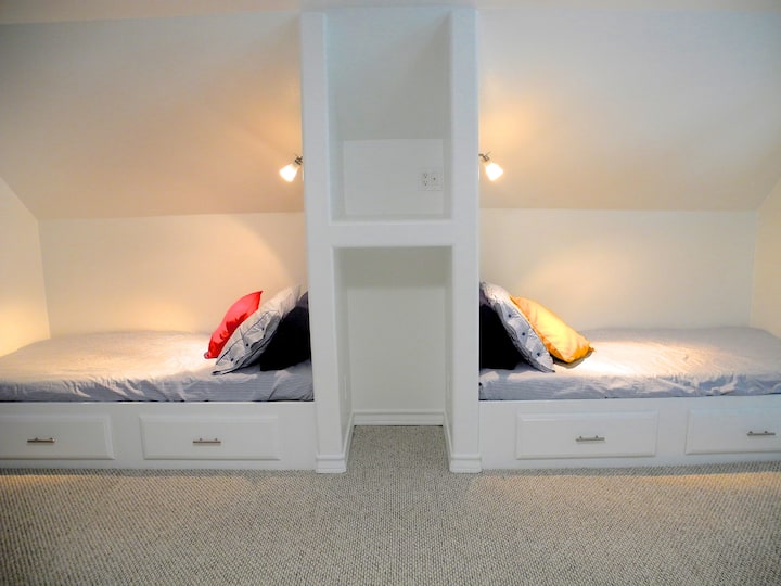 Rincones gemelos #1 y #2 con luces individuales y cajones para pertenencias.