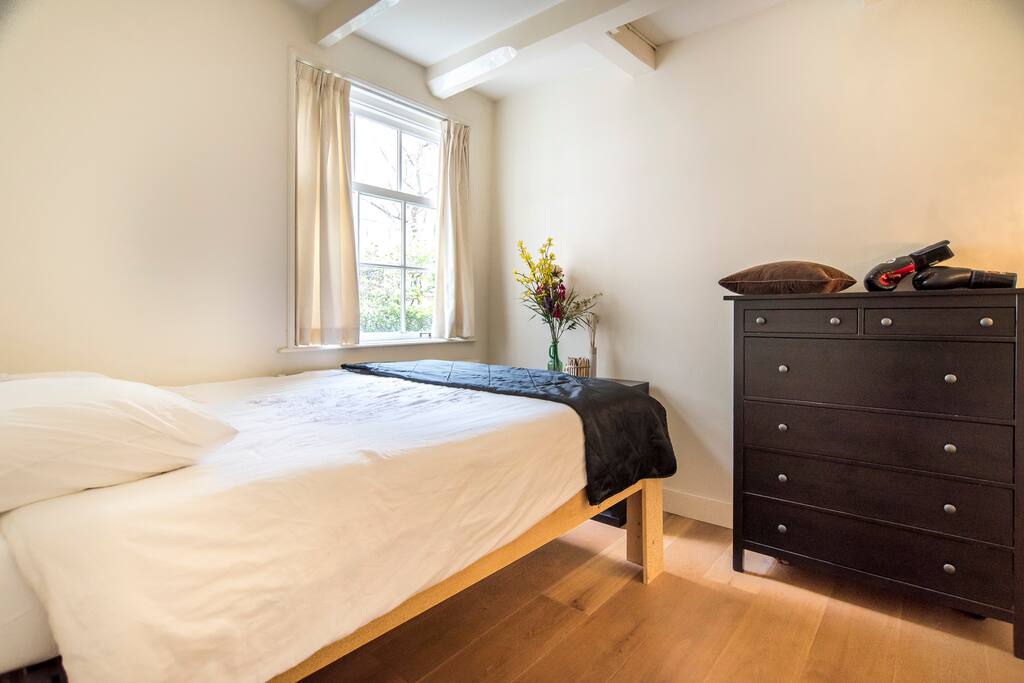 Large bed 220 cm by 160 cm