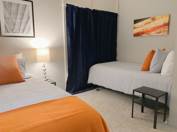 ห้องนอนด้านหลังเตียงแฝด 2 หลัง