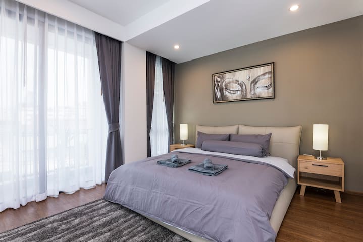 Luxury Stay in Central Bangkok With Roof-top Pool gallery image 4