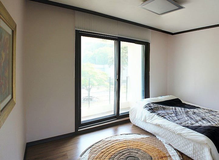 Ovo je prva soba na drugom katu.
Jezero se vidi iz svake prostorije.
Unutra se nalazi i WC školjka.