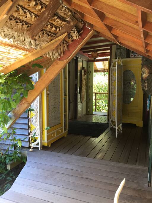 Entrée sur le palier de la chambre par le pan incliné.